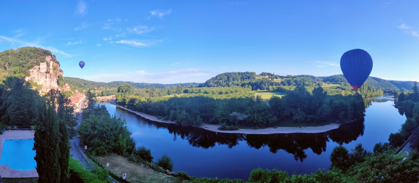 Vue panoramique — montgolfières sur la Dordogne
