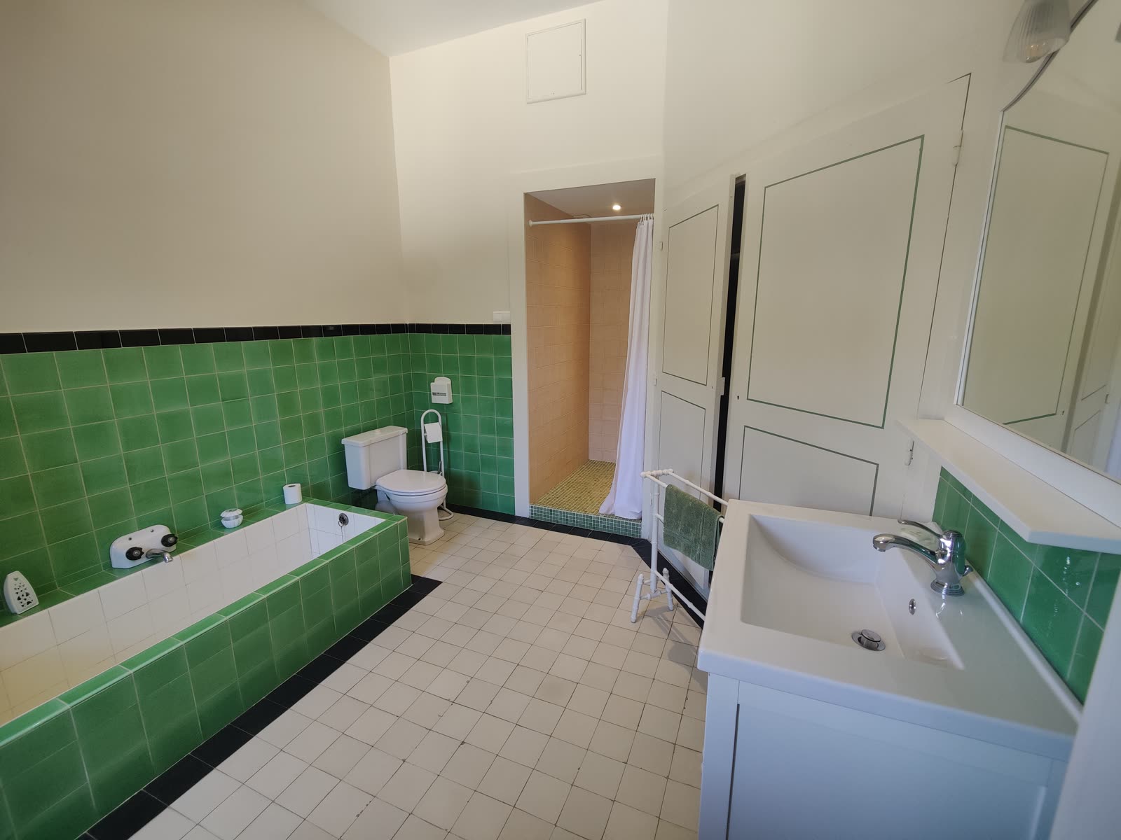 Chambre n°3 — Salle de bain, baignoire et douche séparée