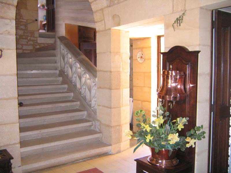 Entrée et escalier de pierre
