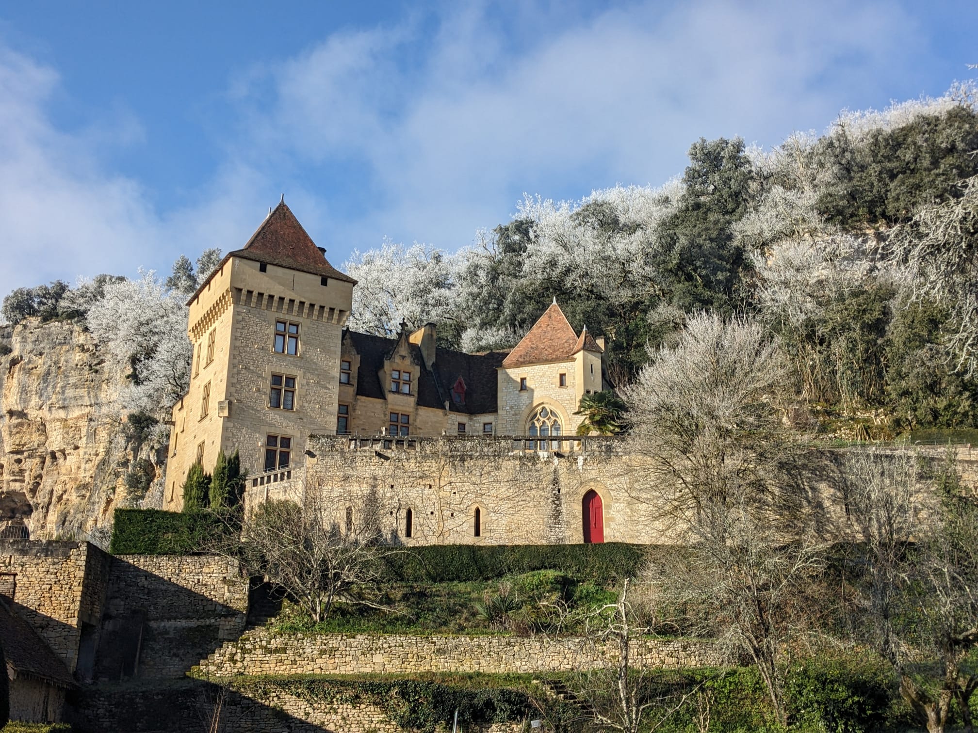 Façade médiévale en hiver