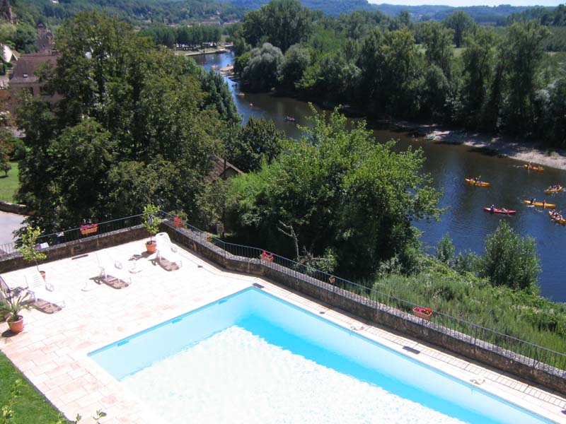 Piscine et Dordogne — vue aérienne