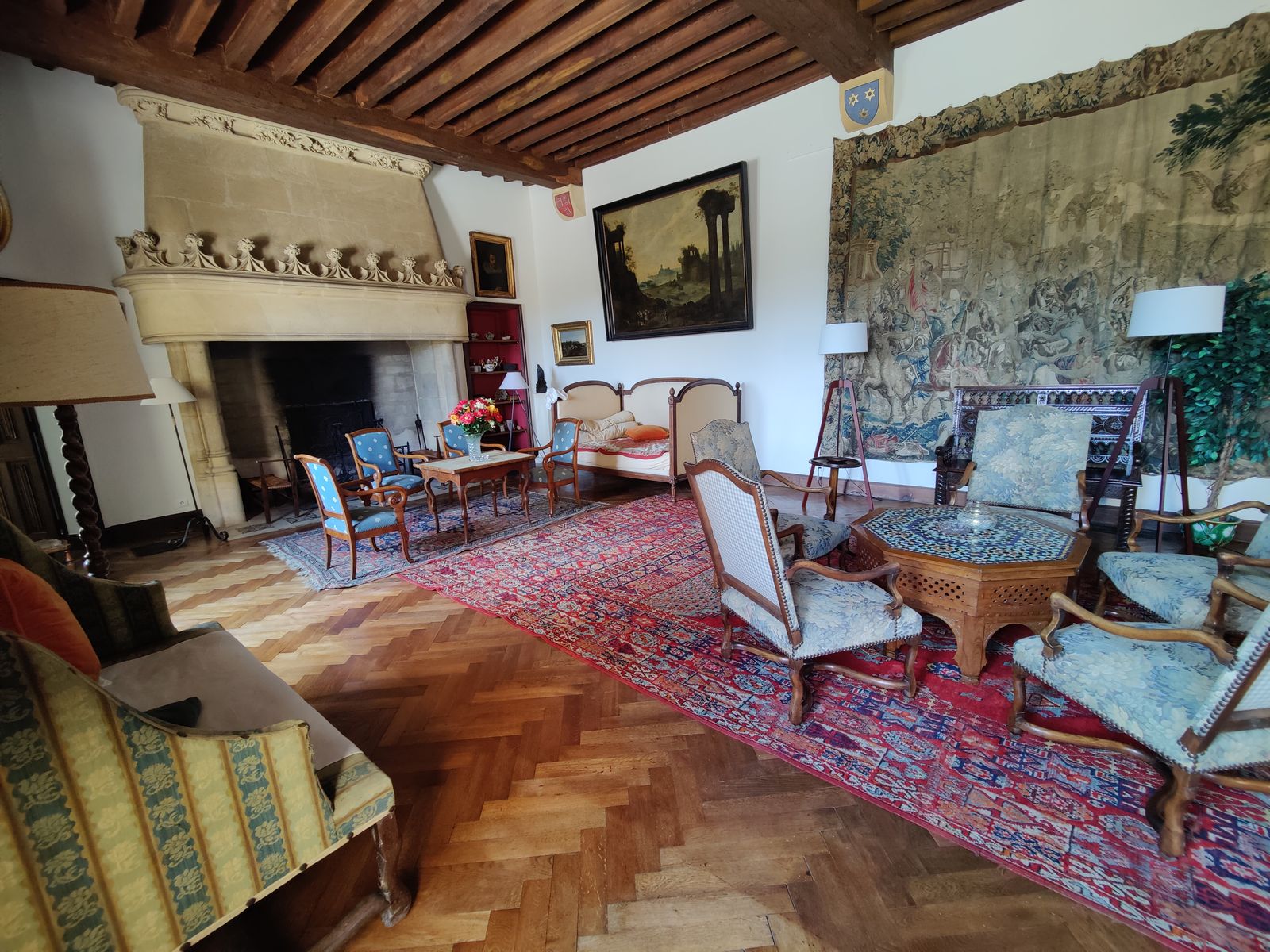 Grand salon avec cheminée Renaissance