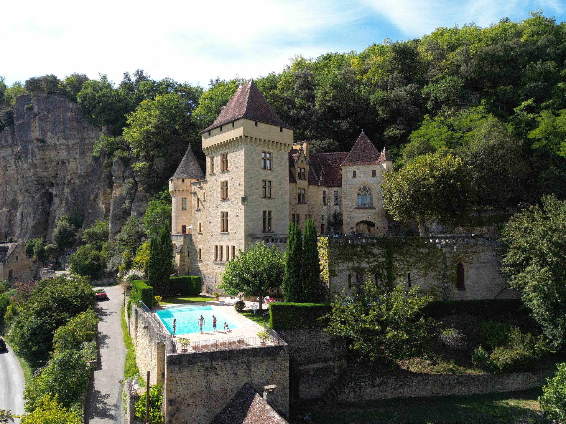 Vue drone piscine et château